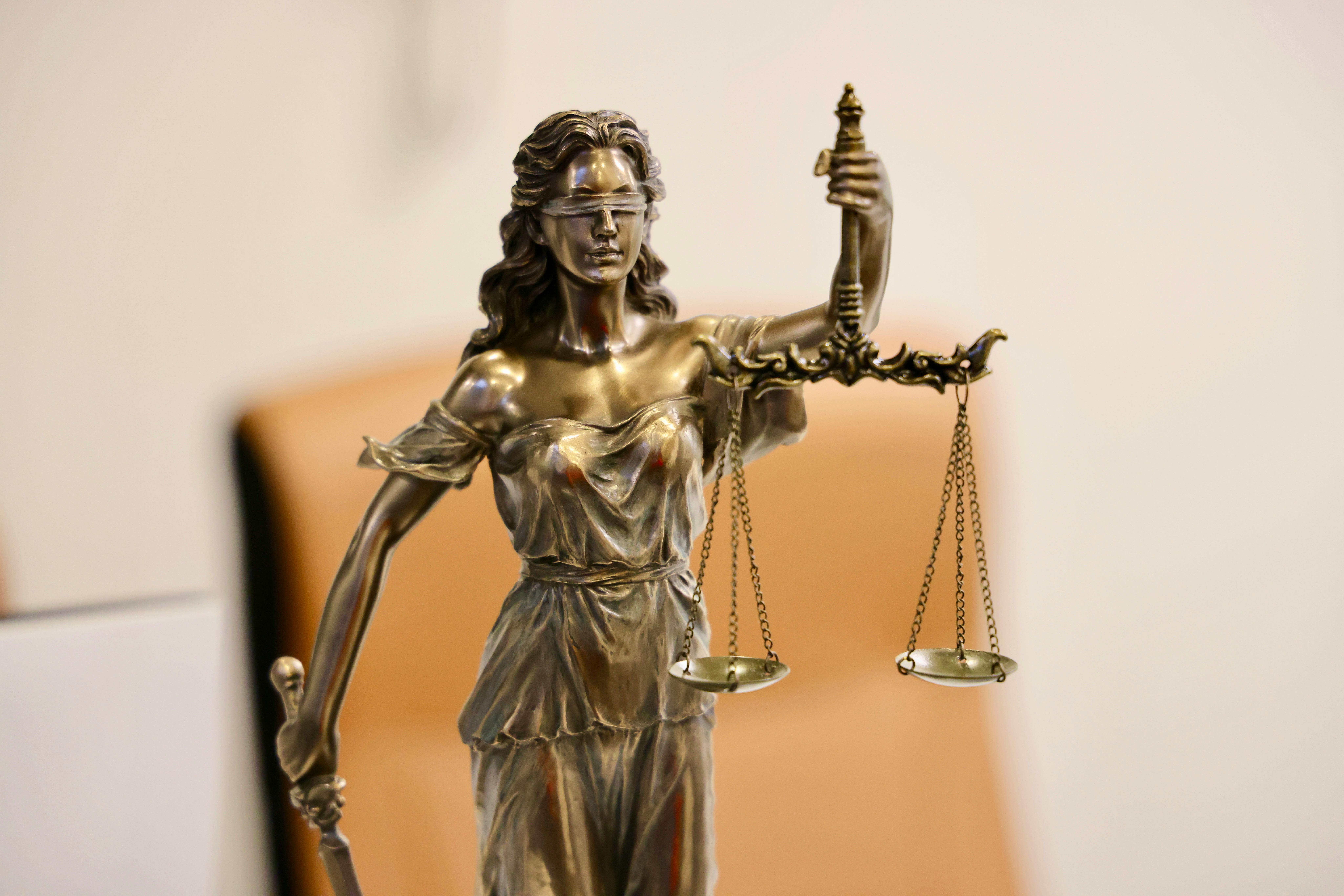 Equipo de abogados de Cúpula Legal en reunión